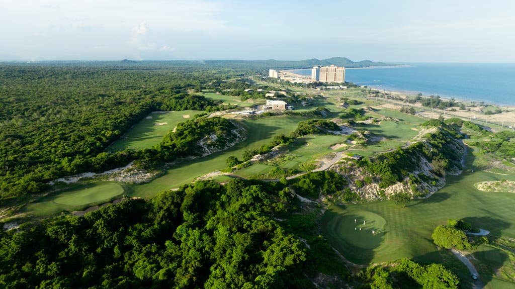 Hình ảnh thực tế về Sân golf The Bluffs nằm liền kề Maia Resort Hồ Tràm